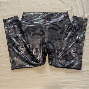 Fabletics women’s workout leggings. 7/8 length. High waisted. Size L.